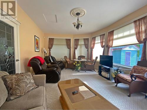 340 Oriole Way, Barriere, BC - Indoor Photo Showing Living Room