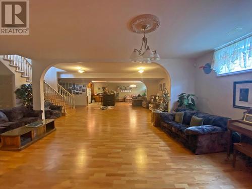 340 Oriole Way, Barriere, BC - Indoor Photo Showing Living Room