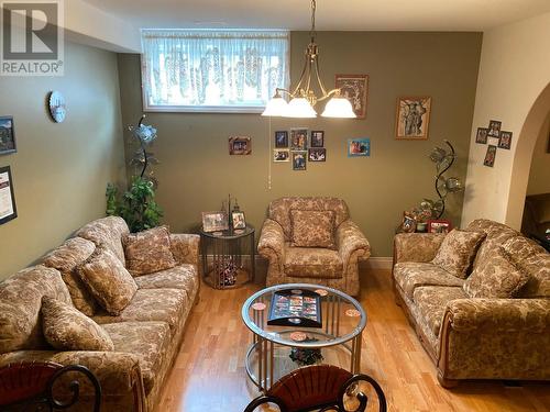 340 Oriole Way, Barriere, BC - Indoor Photo Showing Living Room