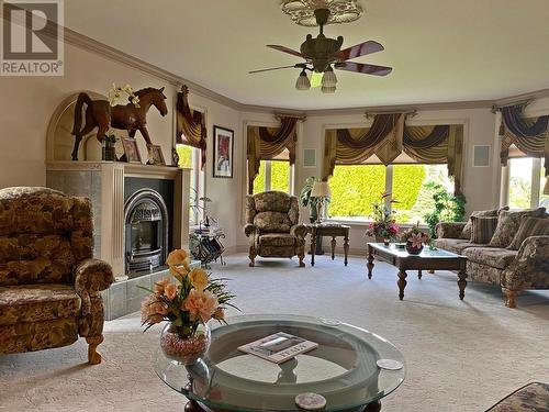 340 Oriole Way, Barriere, BC - Indoor Photo Showing Living Room