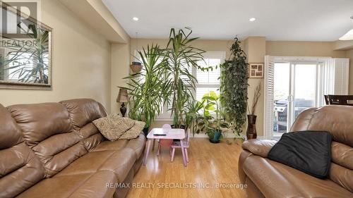 100 - 16 Bellhaven Crescent, Brampton, ON - Indoor Photo Showing Living Room