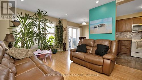 100 - 16 Bellhaven Crescent, Brampton, ON - Indoor Photo Showing Living Room