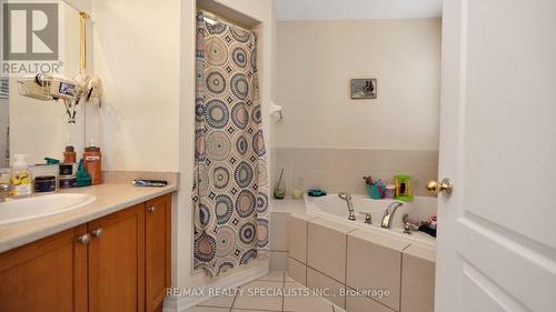 100 - 16 Bellhaven Crescent, Brampton, ON - Indoor Photo Showing Bathroom