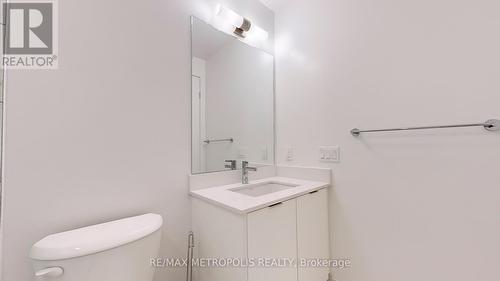 326 - 202 Burnhamthrope Road E, Mississauga, ON - Indoor Photo Showing Bathroom