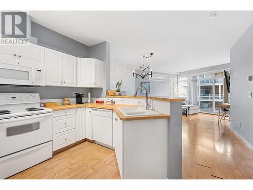 1088 Sunset Drive Unit# 546, Kelowna, BC - Indoor Photo Showing Kitchen