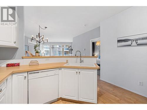 1088 Sunset Drive Unit# 546, Kelowna, BC - Indoor Photo Showing Kitchen