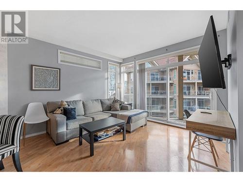 1088 Sunset Drive Unit# 546, Kelowna, BC - Indoor Photo Showing Living Room