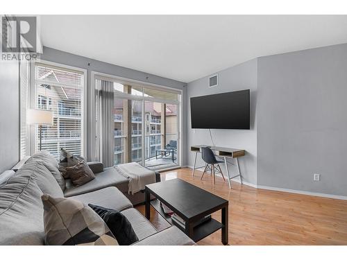 1088 Sunset Drive Unit# 546, Kelowna, BC - Indoor Photo Showing Living Room