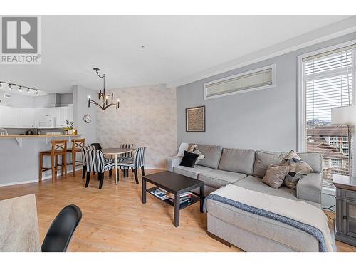 1088 Sunset Drive Unit# 546, Kelowna, BC - Indoor Photo Showing Living Room