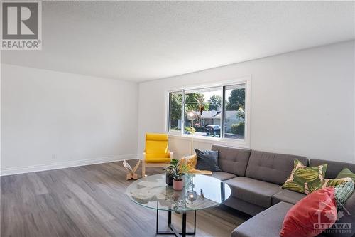 935 Thorndale Drive, Ottawa, ON - Indoor Photo Showing Living Room