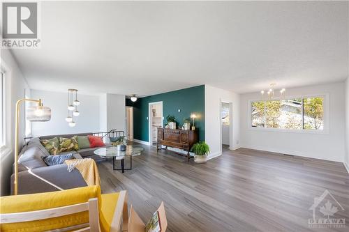 935 Thorndale Drive, Ottawa, ON - Indoor Photo Showing Living Room