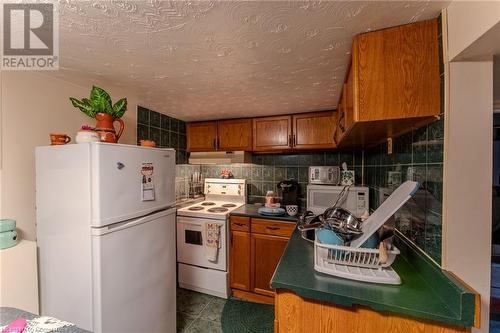 33 Clyde Street, Hamilton, ON - Indoor Photo Showing Kitchen