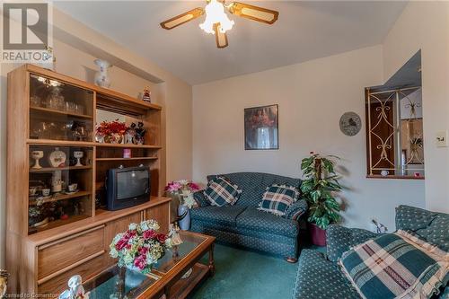 33 Clyde Street, Hamilton, ON - Indoor Photo Showing Living Room