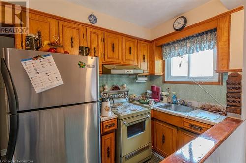 33 Clyde Street, Hamilton, ON - Indoor Photo Showing Kitchen