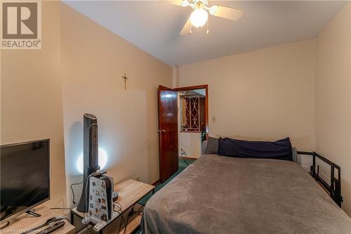 33 Clyde Street, Hamilton, ON - Indoor Photo Showing Bedroom