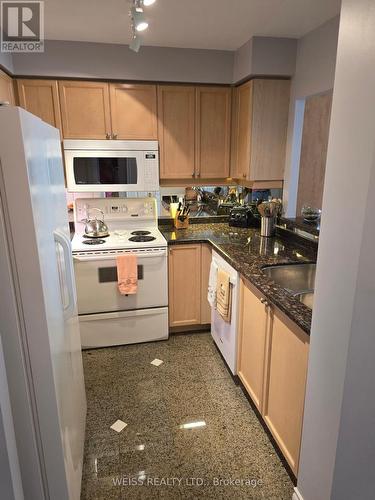 404 - 800 Spadina Road, Toronto, ON - Indoor Photo Showing Kitchen