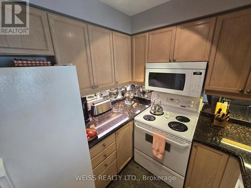 404 - 800 Spadina Road, Toronto, ON - Indoor Photo Showing Kitchen