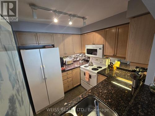 404 - 800 Spadina Road, Toronto, ON - Indoor Photo Showing Kitchen