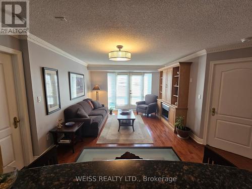 404 - 800 Spadina Road, Toronto, ON - Indoor Photo Showing Living Room