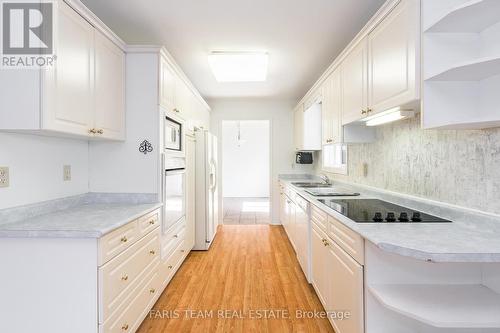 5 Valentini Avenue, East Gwillimbury, ON - Indoor Photo Showing Kitchen With Upgraded Kitchen