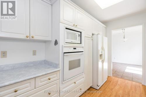 5 Valentini Avenue, East Gwillimbury, ON - Indoor Photo Showing Kitchen