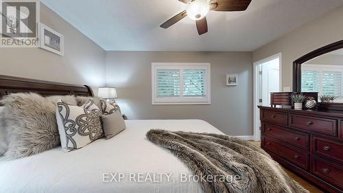 8 Amberglen Court, East Gwillimbury, ON - Indoor Photo Showing Bedroom