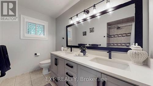 8 Amberglen Court, East Gwillimbury, ON - Indoor Photo Showing Bathroom