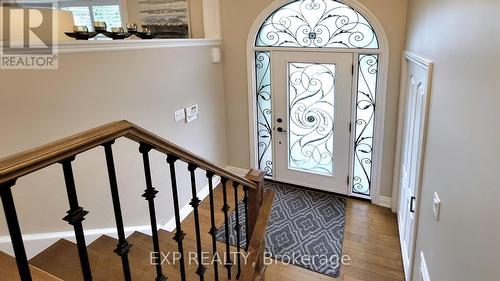 8 Amberglen Court, East Gwillimbury, ON - Indoor Photo Showing Other Room