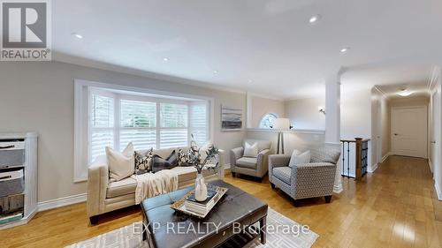 8 Amberglen Court, East Gwillimbury, ON - Indoor Photo Showing Living Room