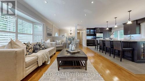 8 Amberglen Court, East Gwillimbury, ON - Indoor Photo Showing Living Room