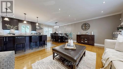 8 Amberglen Court, East Gwillimbury, ON - Indoor Photo Showing Living Room