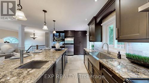 8 Amberglen Court, East Gwillimbury, ON - Indoor Photo Showing Kitchen With Upgraded Kitchen