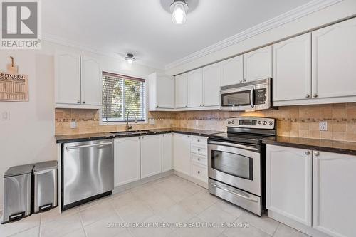 33 Glen Oak Court, Barrie, ON - Indoor Photo Showing Kitchen