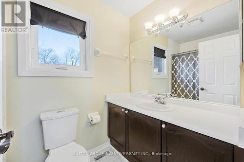 33 Glen Oak Court, Barrie, ON - Indoor Photo Showing Bathroom