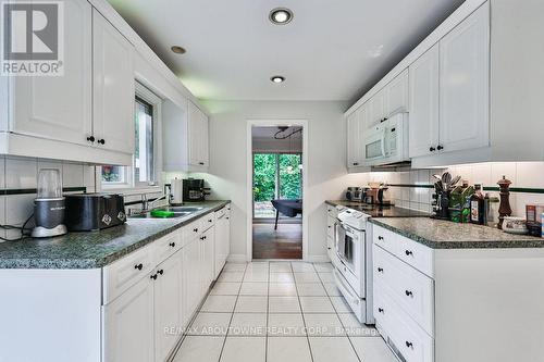 2069 Thornlea Drive, Oakville, ON - Indoor Photo Showing Kitchen