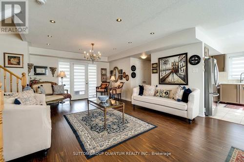 28 - 5650 Winton Churchill Boulevard, Mississauga, ON - Indoor Photo Showing Living Room