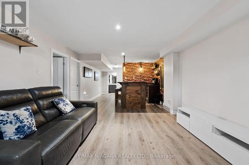 7 Cannery Drive, Niagara-On-The-Lake, ON - Indoor Photo Showing Living Room