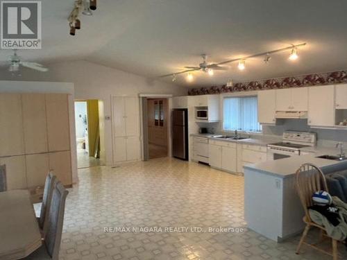 6378 Mountain Road, Niagara Falls, ON - Indoor Photo Showing Kitchen With Double Sink