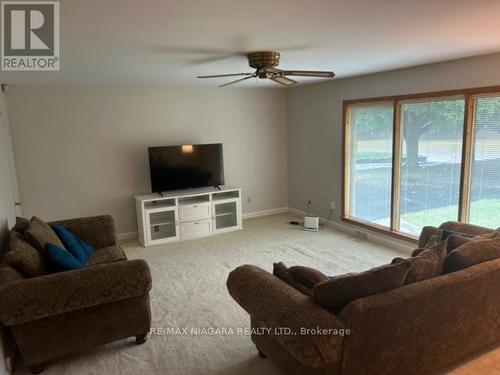 6378 Mountain Road, Niagara Falls, ON - Indoor Photo Showing Living Room