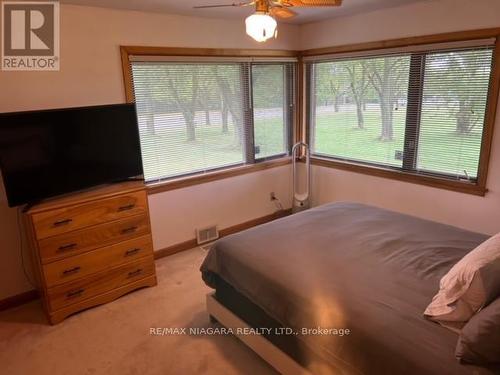 6378 Mountain Road, Niagara Falls, ON - Indoor Photo Showing Bedroom