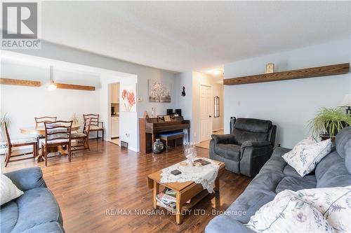 33 Naples Court, Thorold, ON - Indoor Photo Showing Living Room