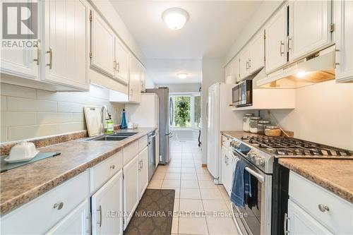 33 Naples Court, Thorold, ON - Indoor Photo Showing Kitchen With Double Sink