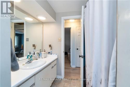 33 Naples Court, Thorold, ON - Indoor Photo Showing Bathroom