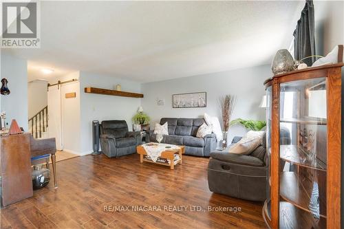 33 Naples Court, Thorold, ON - Indoor Photo Showing Living Room