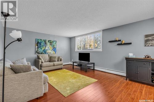 1 833 B Avenue N, Saskatoon, SK - Indoor Photo Showing Living Room