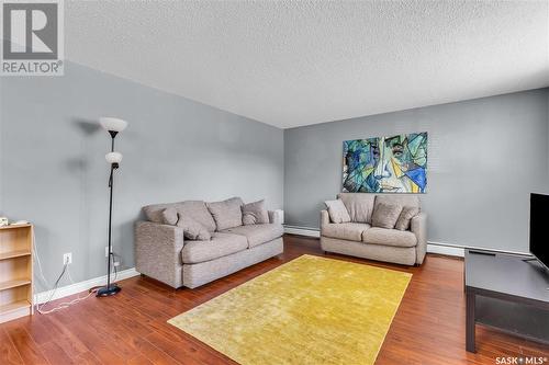 1 833 B Avenue N, Saskatoon, SK - Indoor Photo Showing Living Room