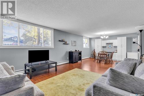 1 833 B Avenue N, Saskatoon, SK - Indoor Photo Showing Living Room