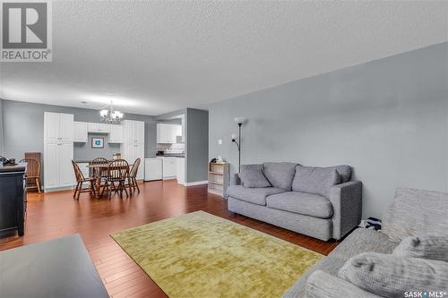 1 833 B Avenue N, Saskatoon, SK - Indoor Photo Showing Living Room