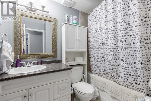 1 833 B Avenue N, Saskatoon, SK - Indoor Photo Showing Bathroom