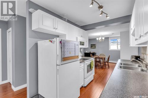 1 833 B Avenue N, Saskatoon, SK - Indoor Photo Showing Kitchen With Double Sink